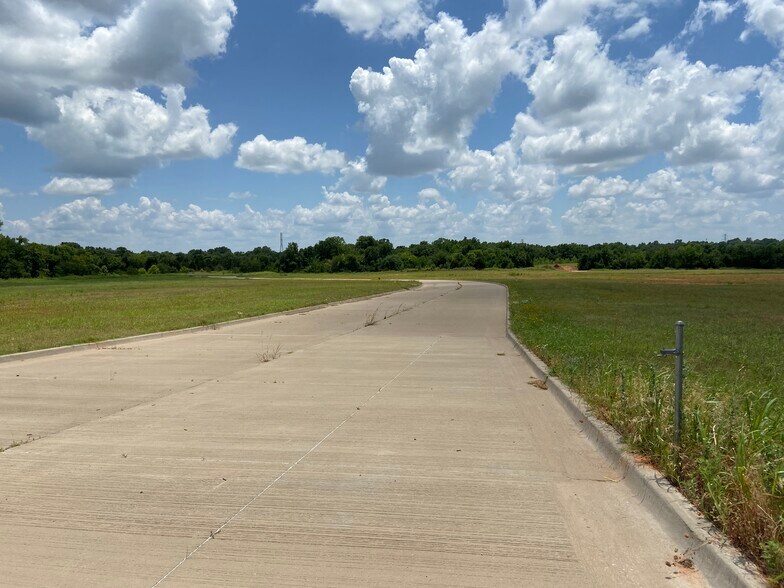 7450 NE 23rd St, Oklahoma City, OK à vendre - Photo de l’immeuble – Image 2 sur 7