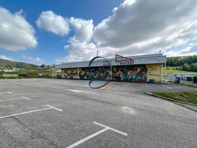 Local commercial dans Ruy-Montceau à louer - Photo de l’immeuble – Image 1 sur 12