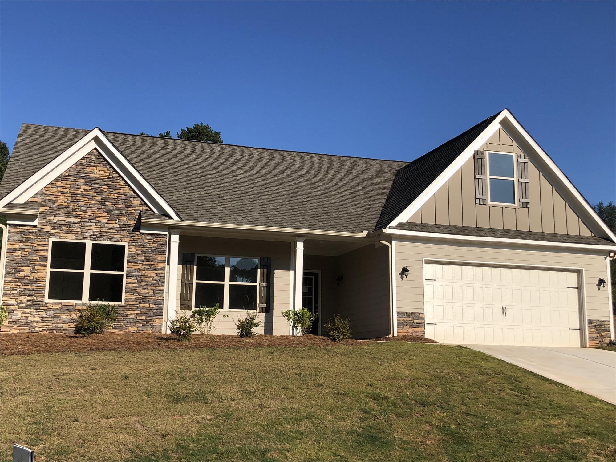 141 Huntington Manor Ct, Cornelia, GA à vendre Photo principale– Image 1 sur 2