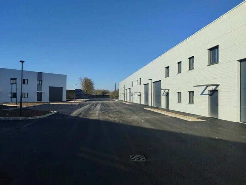 Local d’activités dans Morestel à louer - Photo de l’immeuble – Image 1 sur 6