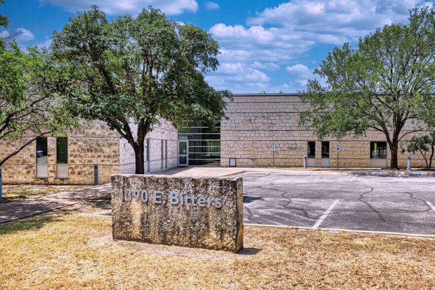 1390 E Bitters Rd, San Antonio, TX à louer - Photo de l’immeuble – Image 1 sur 7