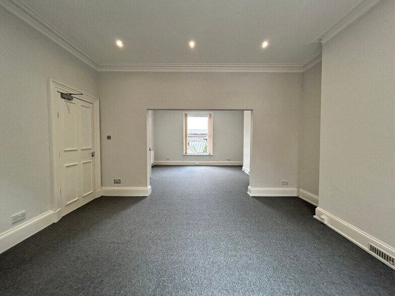 12 Manchester Rd, Wilmslow à louer - Photo de l’immeuble – Image 2 sur 10