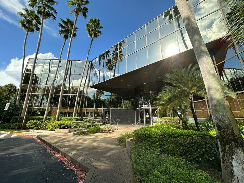 300 S Pine Island Rd, Plantation, FL à louer - Photo de l’immeuble – Image 2 sur 9