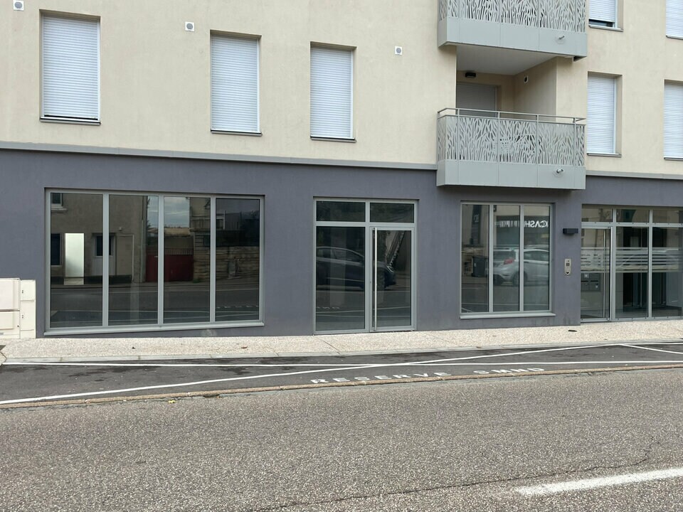31 Avenue Charles De Gaulle, Saint-Bonnet-de-Mure à louer Photo de l’immeuble– Image 1 sur 9