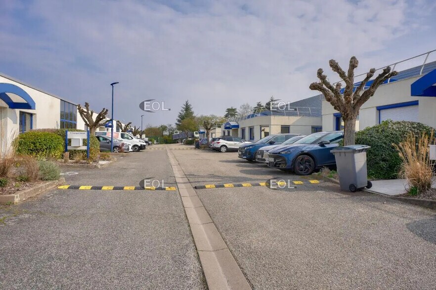 Local d’activités dans Saint-Genis-Laval à louer - Photo de l’immeuble – Image 3 sur 10