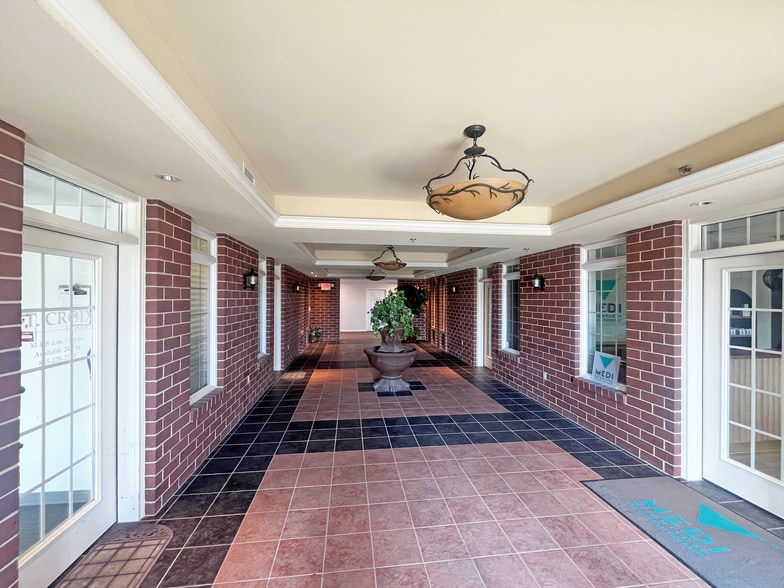 8825 S Howell Ave, Oak Creek, WI à louer - Photo intérieure – Image 3 sur 8