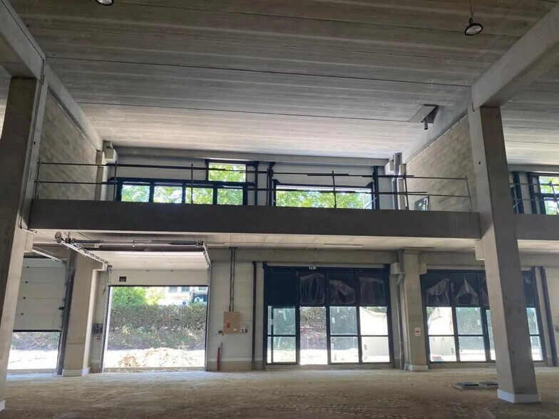 Local d’activités dans Bobigny à louer - Photo de l’immeuble – Image 3 sur 5