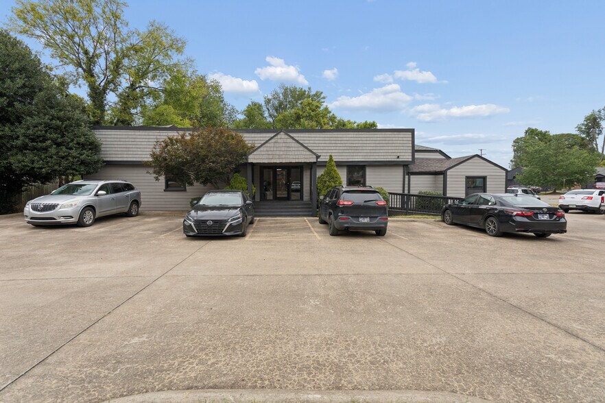 2817 Erica Pl, Nashville, TN à vendre - Photo de l’immeuble – Image 1 sur 9