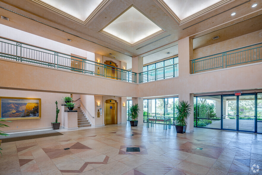 8777 N Gainey Center Dr, Scottsdale, AZ à louer - Hall d’entrée – Image 3 sur 27