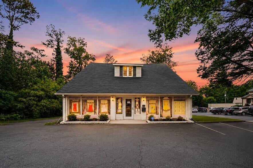 9010 Main St, Woodstock, GA à vendre - Photo de l’immeuble – Image 2 sur 30