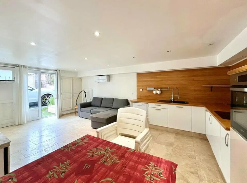 Local commercial dans Sainte-Maxime à vendre - Photo de l’immeuble – Image 3 sur 5