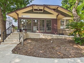524 S Seguin Ave, New Braunfels, TX à louer Photo de l’immeuble– Image 2 sur 10