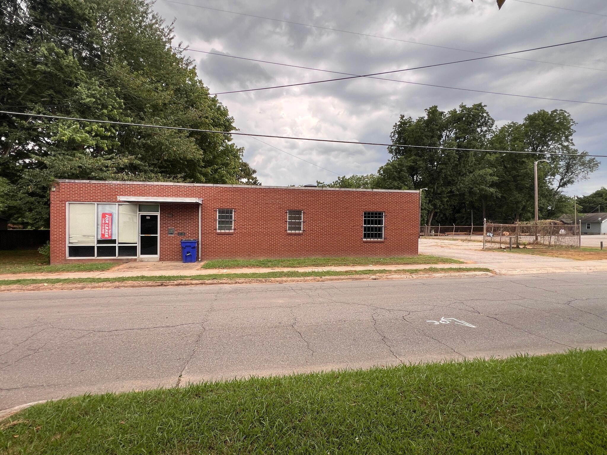 211 W Walnut Ave, McKenzie, TN à louer Photo de l’immeuble– Image 1 sur 24