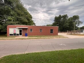 211 W Walnut Ave, McKenzie, TN à louer Photo de l’immeuble– Image 1 sur 24