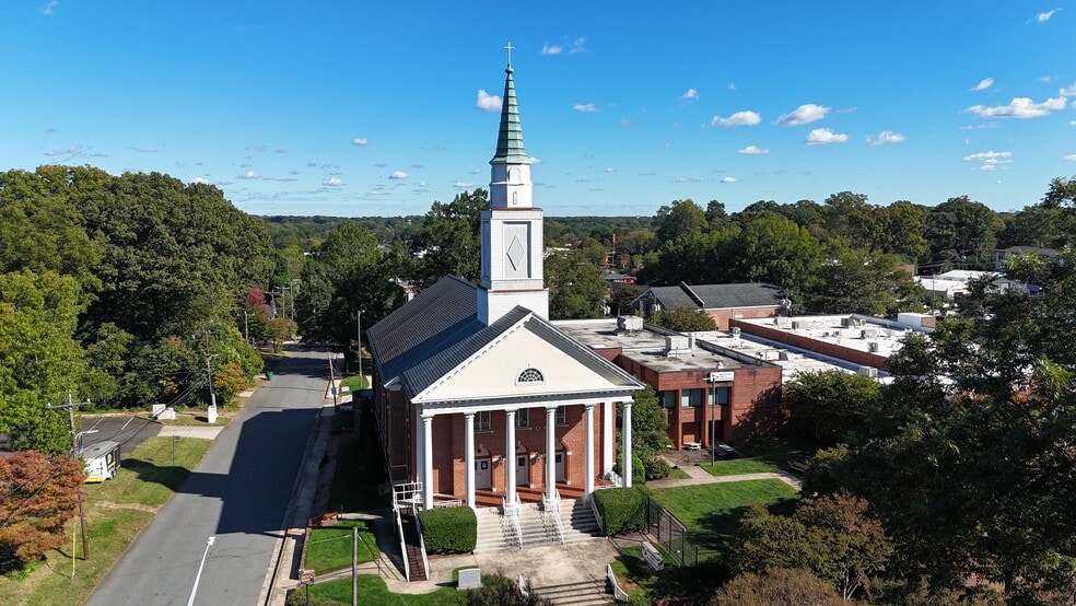 1320 The Plz, Charlotte, NC à louer - Photo principale – Image 1 sur 2