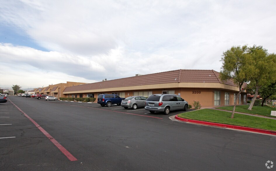 3200 Polaris Ave, Las Vegas, NV à louer - Photo principale – Image 1 sur 14
