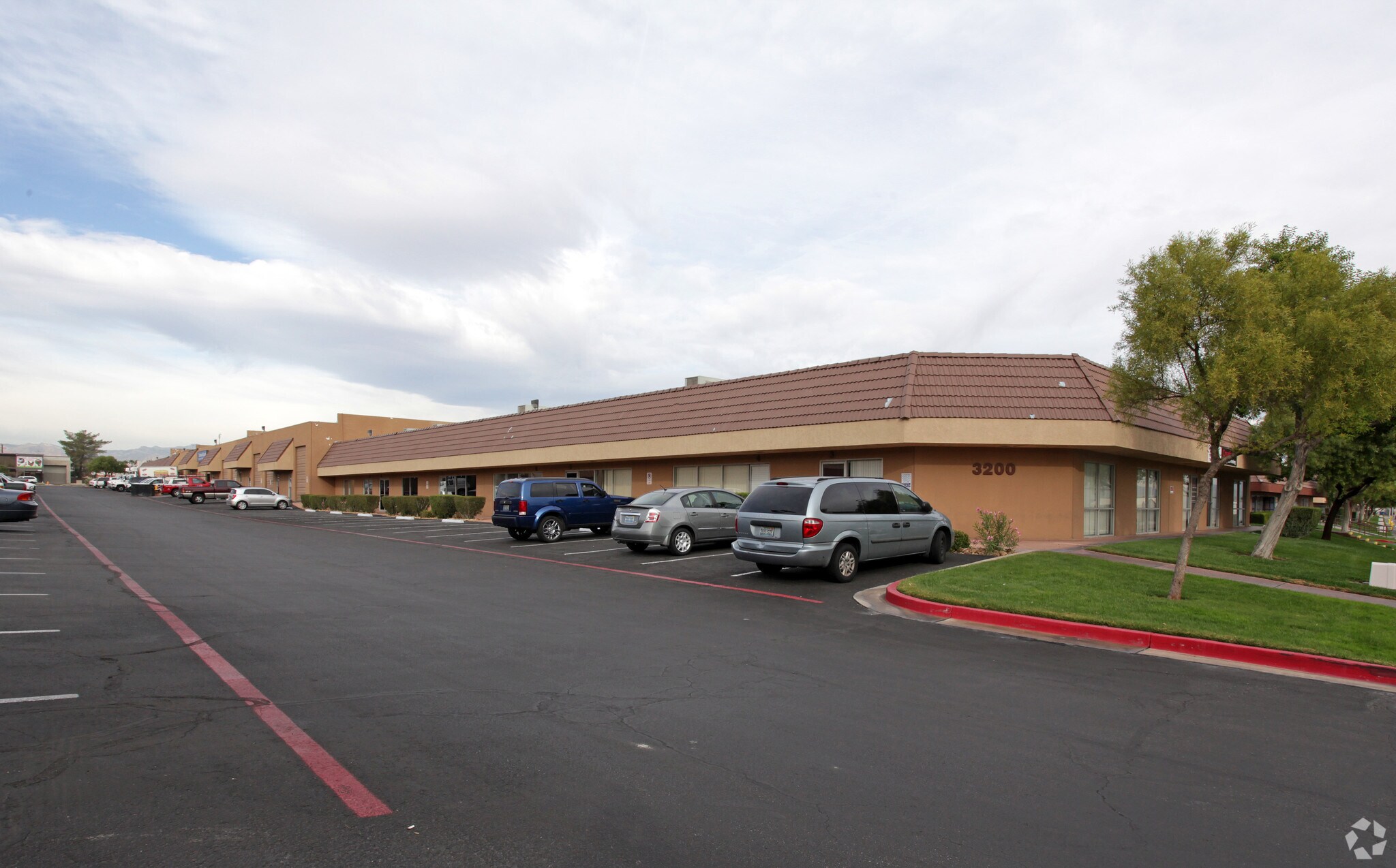 3200 Polaris Ave, Las Vegas, NV à louer Photo principale– Image 1 sur 15