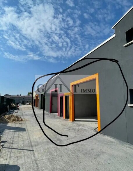 Local d’activités dans Vaux-le-Pénil à louer - Photo de la construction – Image 2 sur 3