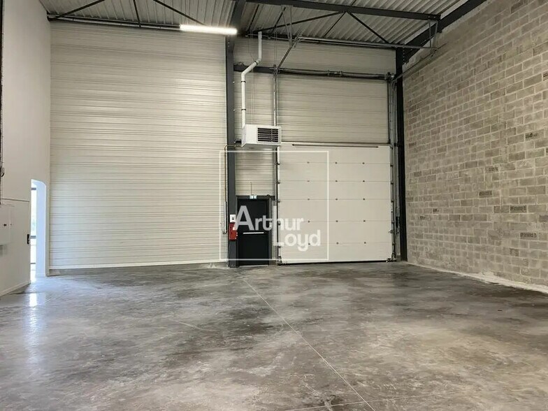 Local d’activités dans Grigny à louer - Photo de l’immeuble – Image 2 sur 5