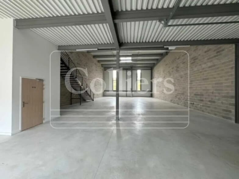 Local d’activités dans La Seyne-sur-Mer à louer - Photo de l’immeuble – Image 3 sur 9