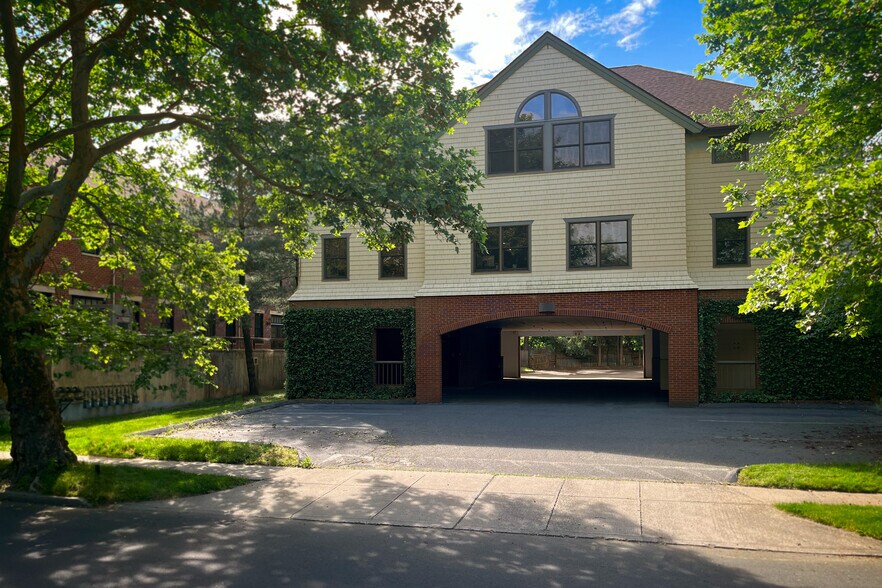 135 Rennell Dr, Southport, CT à louer - Photo de l’immeuble – Image 1 sur 9