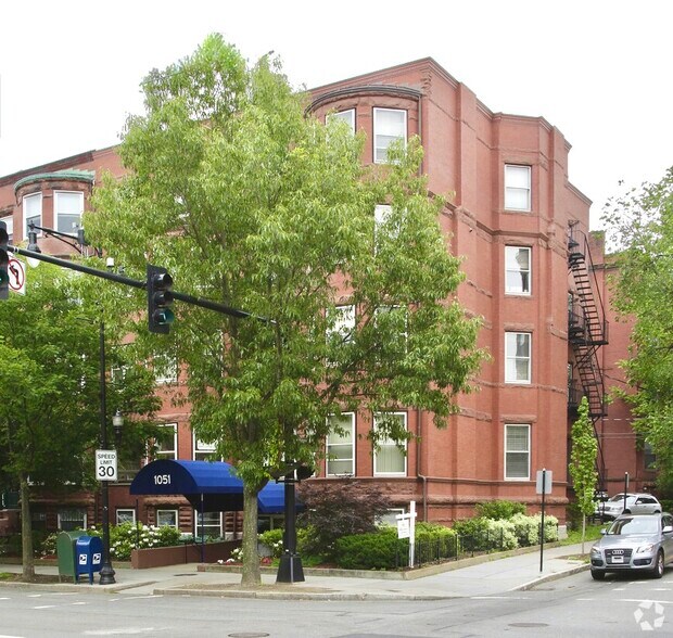1051 Beacon St, Brookline, MA à vendre - Photo de l’immeuble – Image 1 sur 13