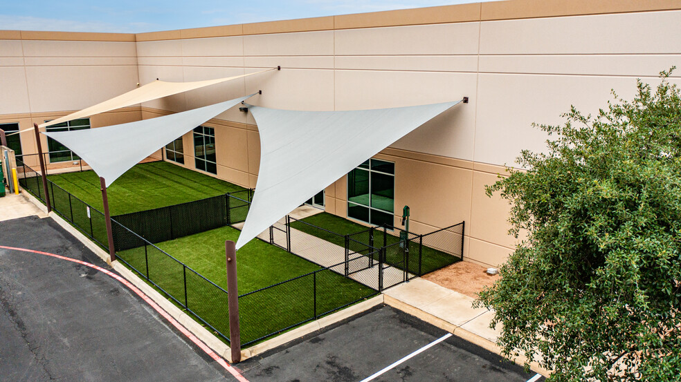 654 Richland Hills Dr, San Antonio, TX à louer - Photo de l’immeuble – Image 3 sur 13