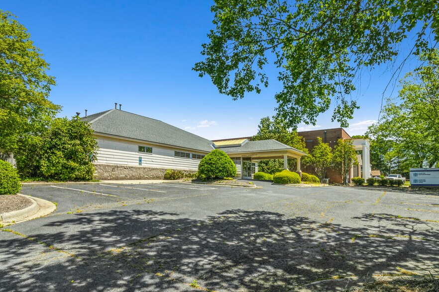 700 Sunset Ave, Asheboro, NC à vendre - Photo de l’immeuble – Image 1 sur 16
