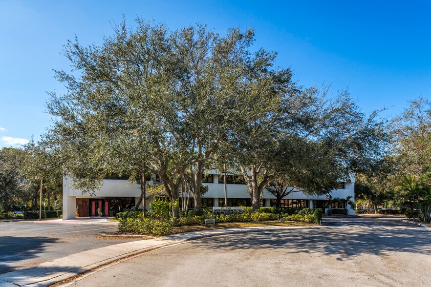 4431 Embarcadero Dr, West Palm Beach, FL à vendre - Photo de l’immeuble – Image 2 sur 10