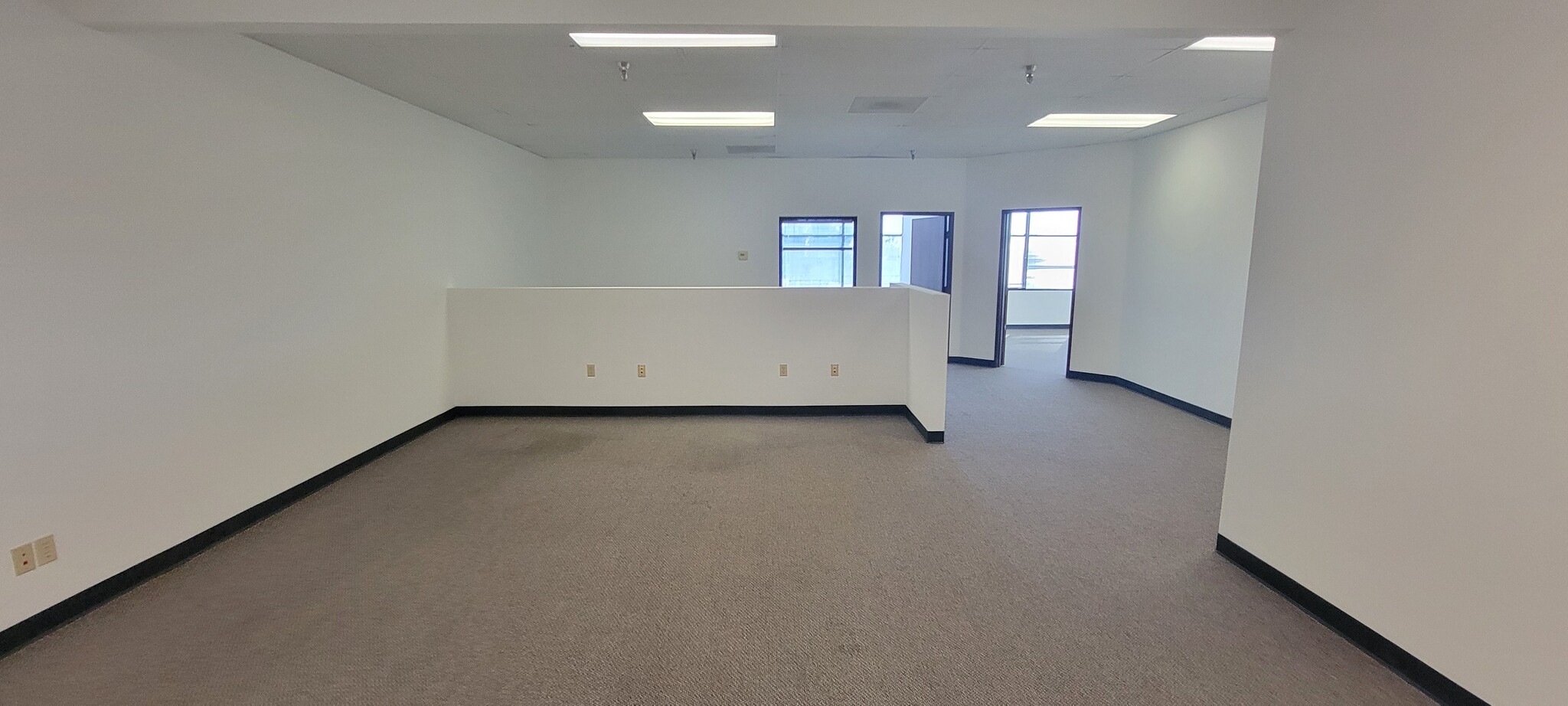299 W Foothill Blvd, Upland, CA à louer Photo intérieure– Image 1 sur 8