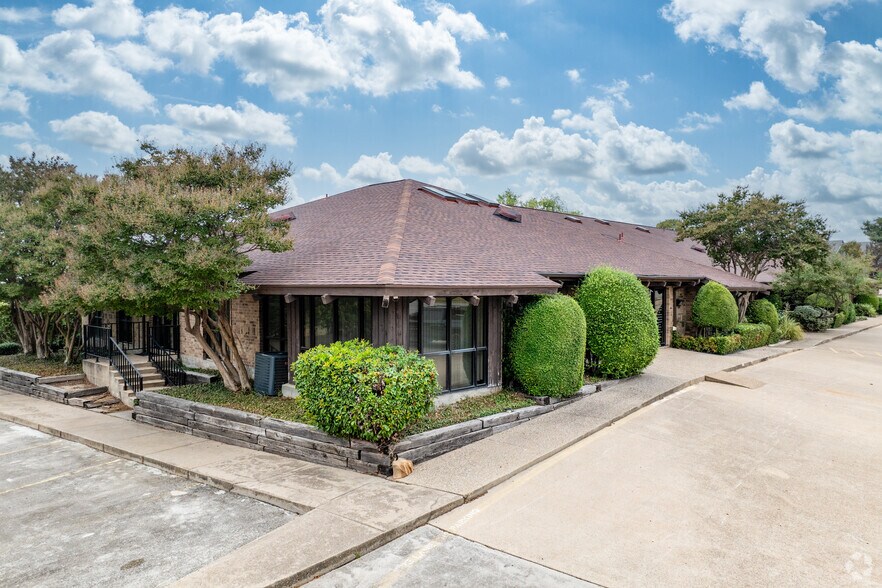 1721 Cimarron Trl, Hurst, TX à vendre - Photo de l’immeuble – Image 3 sur 7