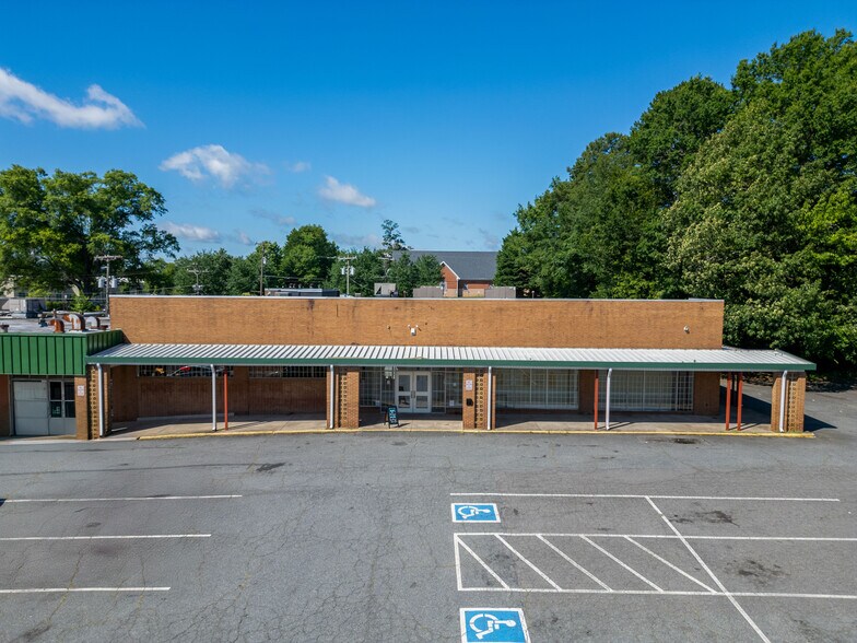 3401 Brookshire Blvd, Charlotte, NC à louer - Photo de l’immeuble – Image 2 sur 9