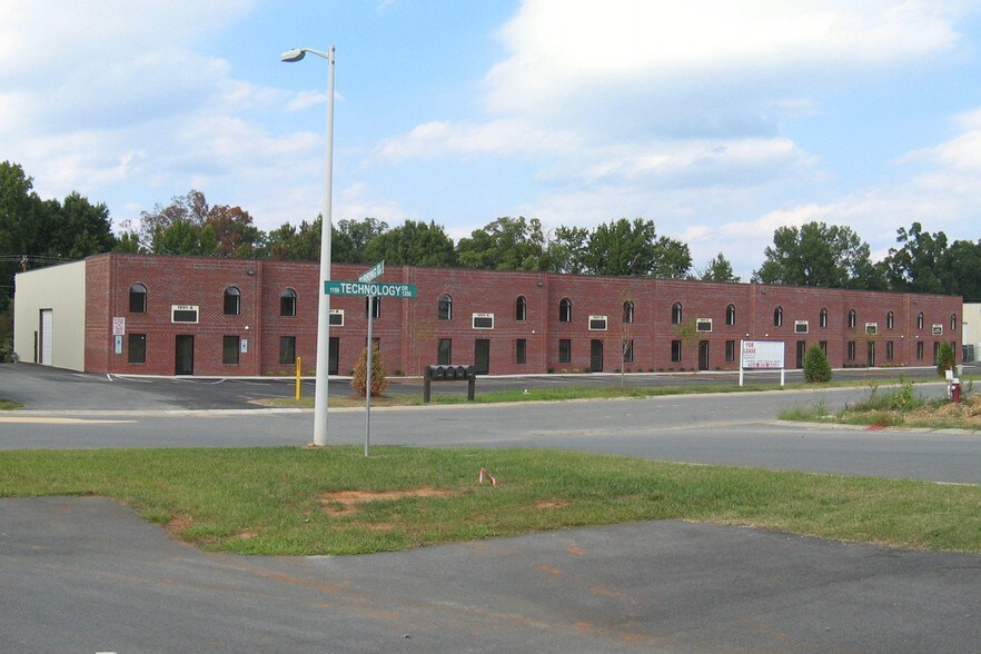 1201 Technology Dr, Indian Trail, NC à louer - Photo de l’immeuble – Image 2 sur 10