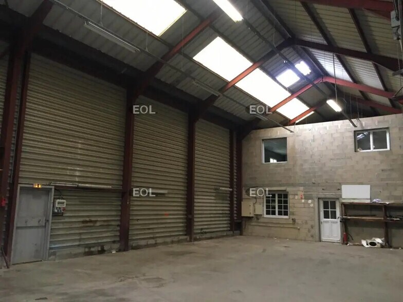 Local d’activités dans Villeneuve-le-Roi à louer - Photo de l’immeuble – Image 3 sur 9