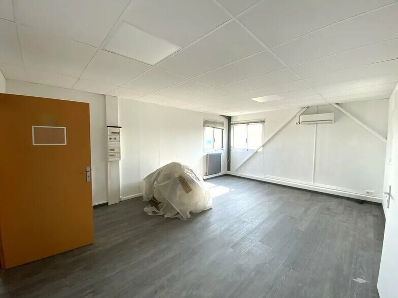 Bureau dans Villeneuve-Loubet à louer - Photo de l’immeuble – Image 3 sur 3