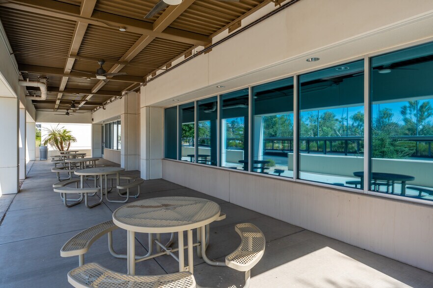 827 W Grove Ave, Mesa, AZ à louer - Photo de l’immeuble – Image 3 sur 11