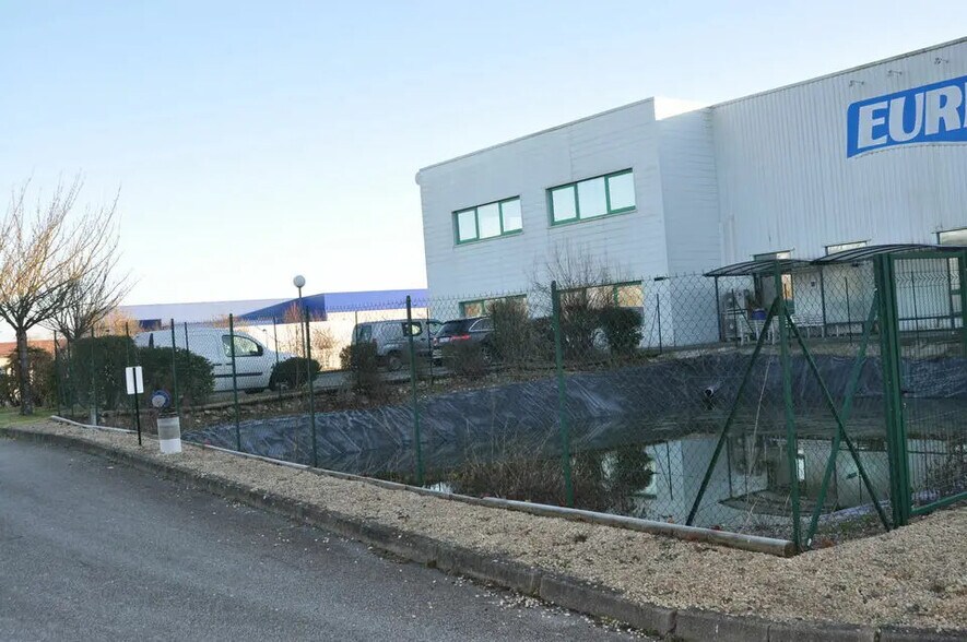 Industriel/Logistique dans La Crèche à louer - Photo de l’immeuble – Image 2 sur 9