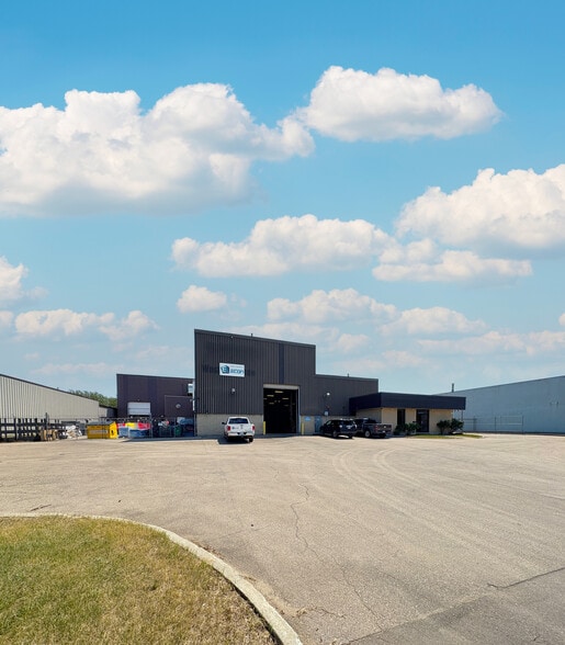 8011 Davies Rd NW, Edmonton, AB à vendre - Photo de l’immeuble – Image 2 sur 5