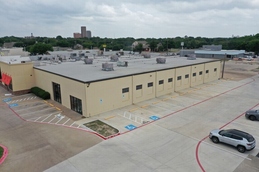 501-511 W University Dr, Denton, TX à louer - Photo de l’immeuble – Image 2 sur 8