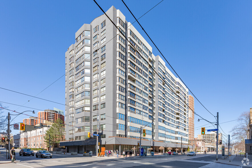 120 Carlton St, Toronto, ON à vendre - Photo de l’immeuble – Image 3 sur 15