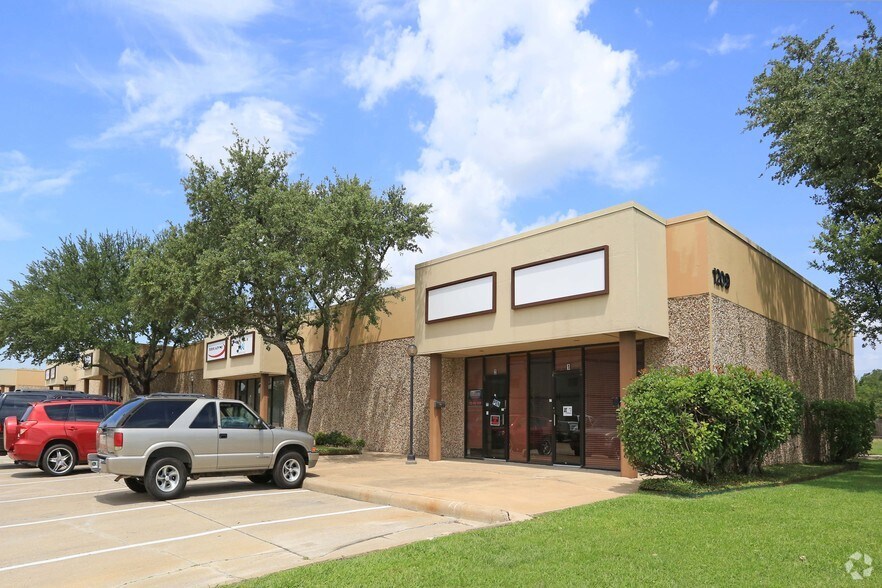 1209 N Ave, Plano, TX à louer - Photo de l’immeuble – Image 2 sur 7