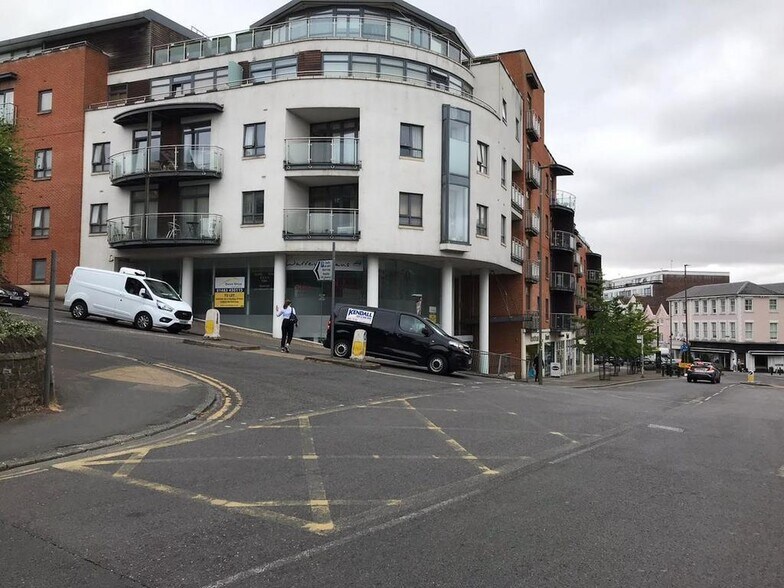 High St, Guildford à louer - Photo de l’immeuble – Image 1 sur 5