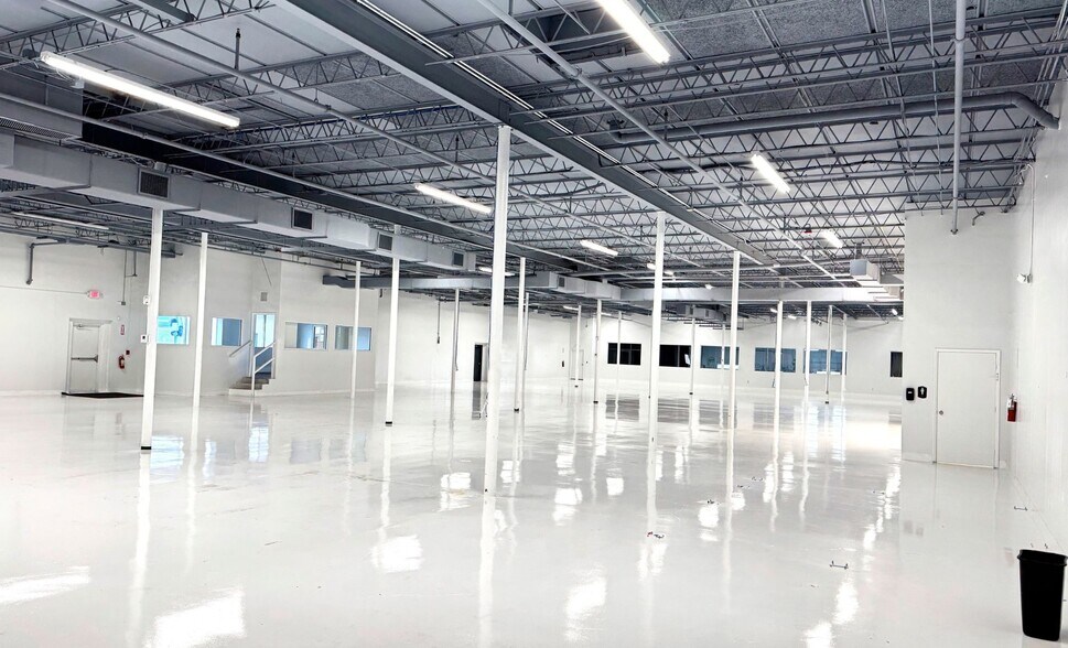 4051 NW 25th st, Miami, FL à louer - Photo de l’immeuble – Image 3 sur 8