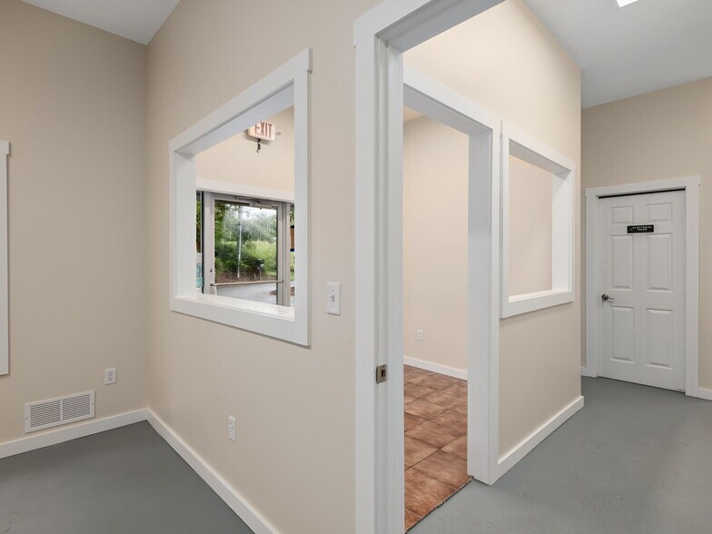 732 Jonesborough St, Hendersonville, NC à louer - Hall d’entrée – Image 3 sur 17