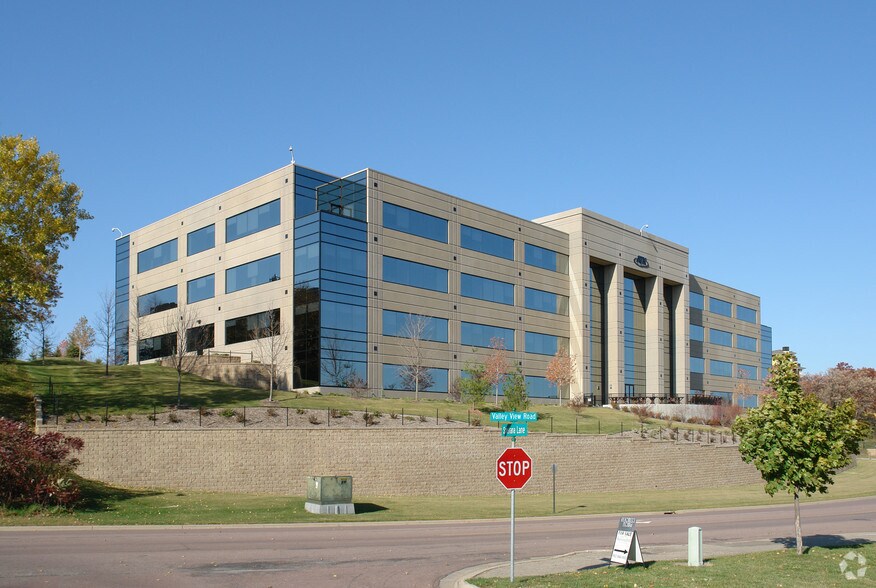 7480 Flying Cloud Dr, Eden Prairie, MN à louer - Photo de l’immeuble – Image 2 sur 10