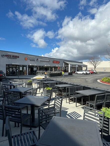 3300-3398 S Bristol St, Santa Ana, CA à louer - Photo de l’immeuble – Image 3 sur 4