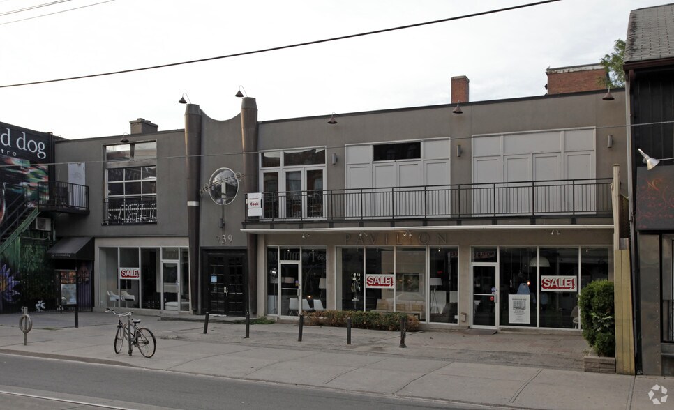 735-739 Queen St W, Toronto, ON à louer - Photo de l’immeuble – Image 2 sur 4