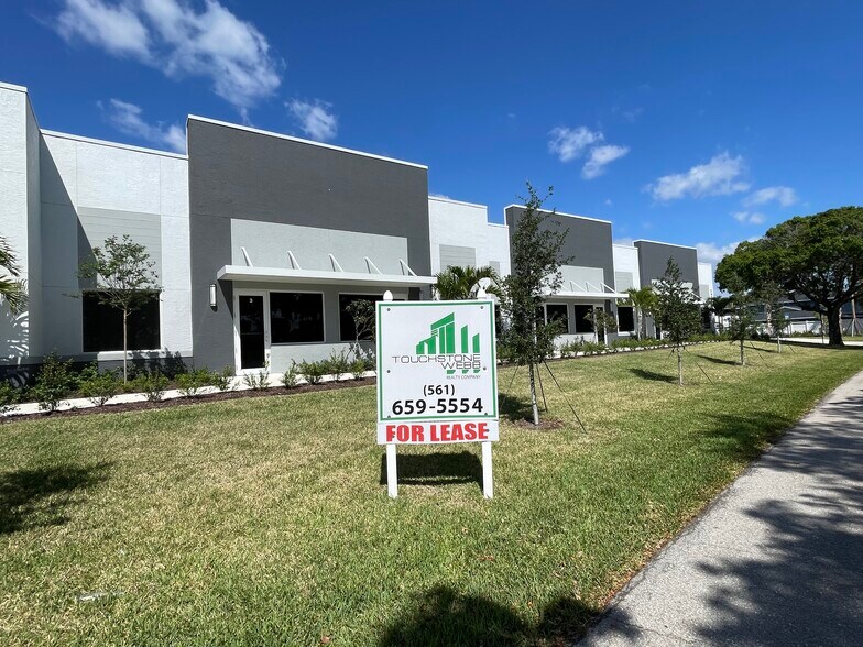1740 E Tiffany Dr, Mangonia Park, FL à louer - Photo de l’immeuble – Image 2 sur 5