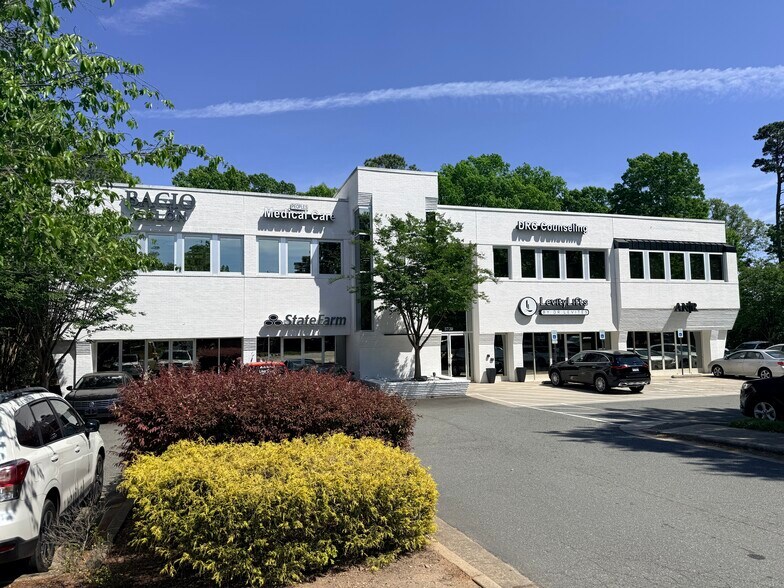 5720 Creedmoor Rd, Raleigh, NC à louer - Photo principale – Image 1 sur 2
