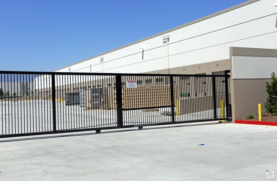 13310 Valley Blvd, Fontana, CA à louer - Photo de l’immeuble – Image 2 sur 3